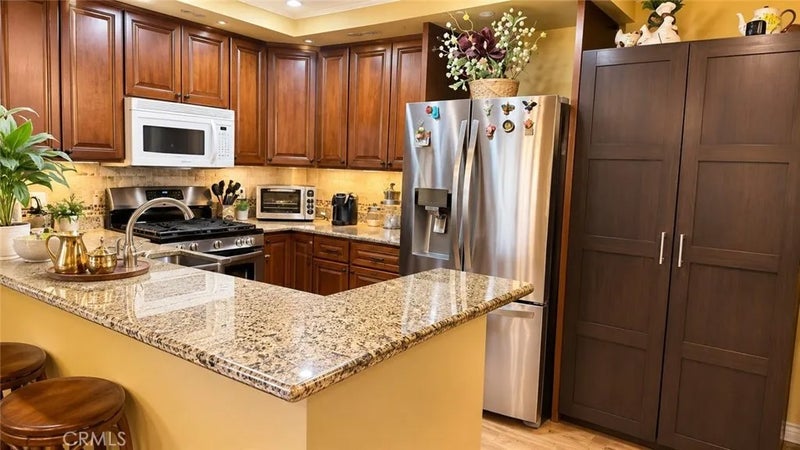 5534 Encino 204