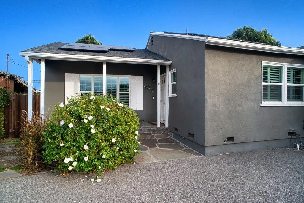 Photo of 6458 Hanna Ave, Woodland Hills, CA 91303 (MLS # SR26031434)