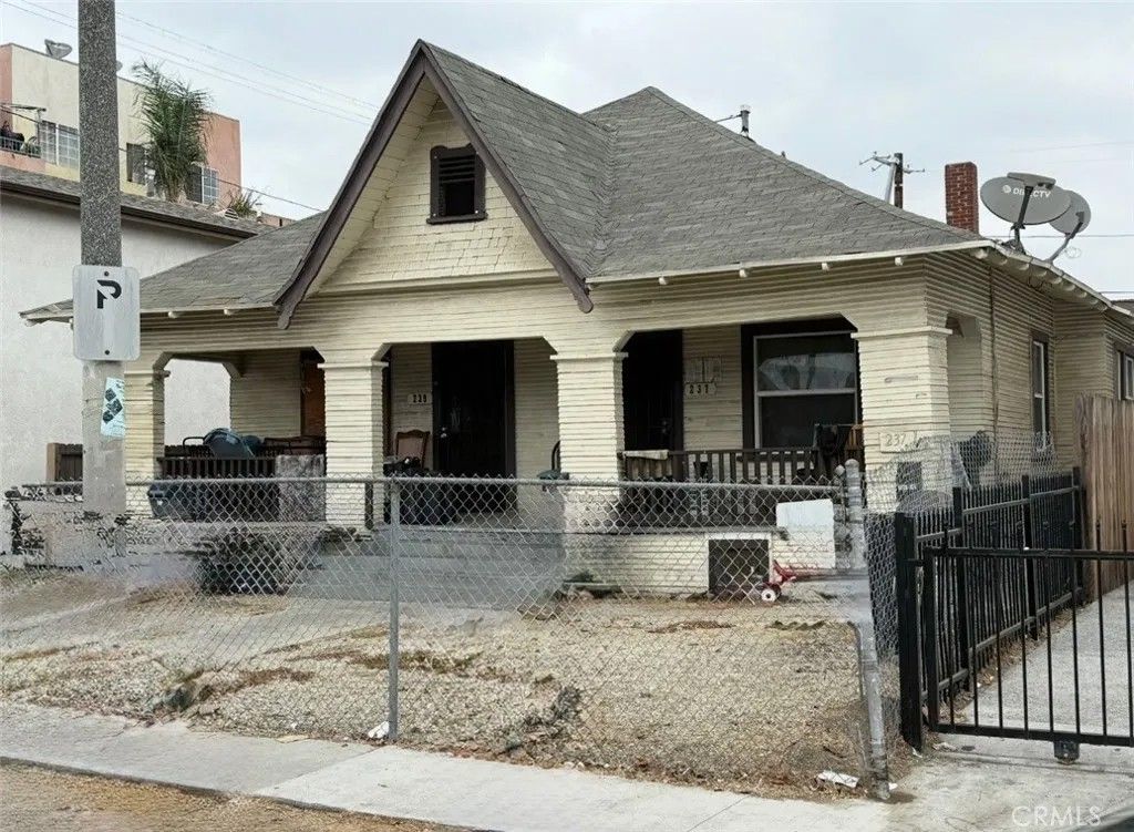 Photo of 237 W 50th St, Los Angeles, CA 90037 (MLS # SR26062065)