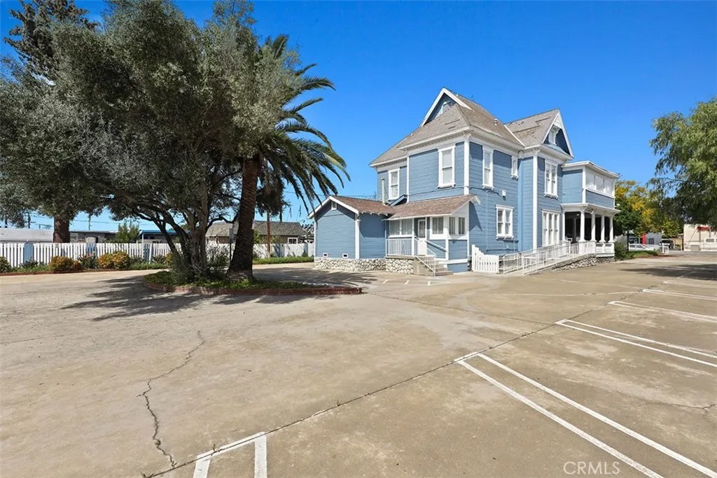 961 W Holt