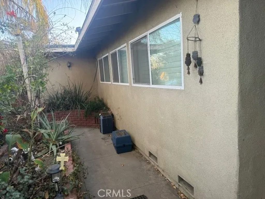 Photo of 932 N Encina Ave, Rialto, CA 92376 (MLS # CV26026766)