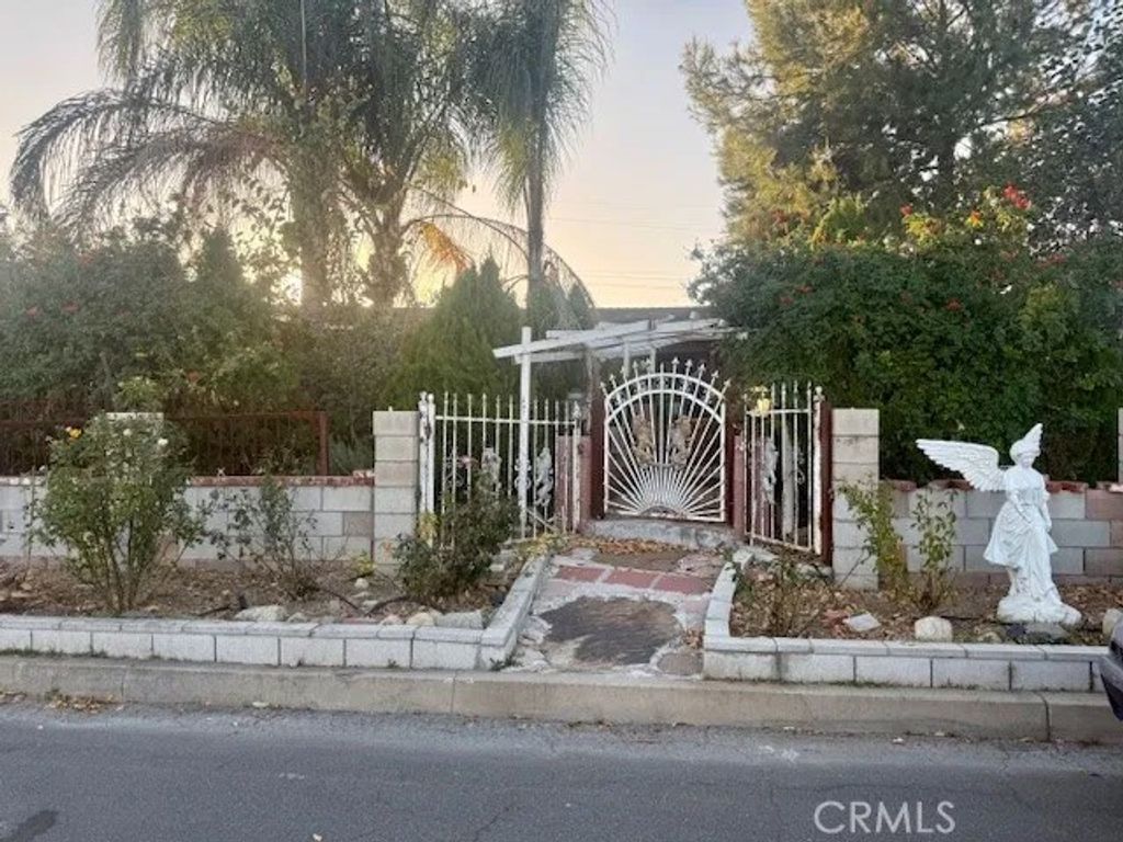 Photo of 932 N Encina Ave, Rialto, CA 92376 (MLS # CV26026766)