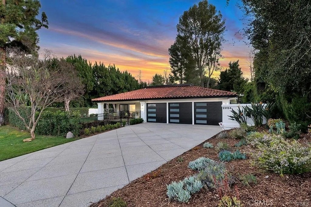 Photo of 23124 Park Contessa, Calabasas, CA 91302 (MLS # SR26097792)