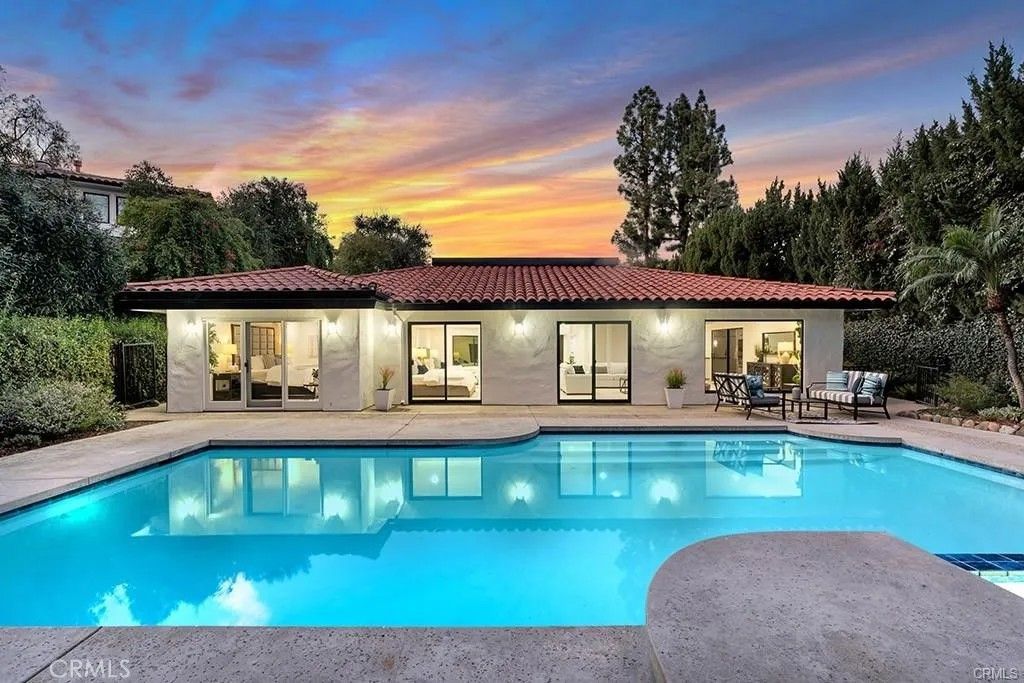 Photo of 23124 Park Contessa, Calabasas, CA 91302 (MLS # SR26097792)