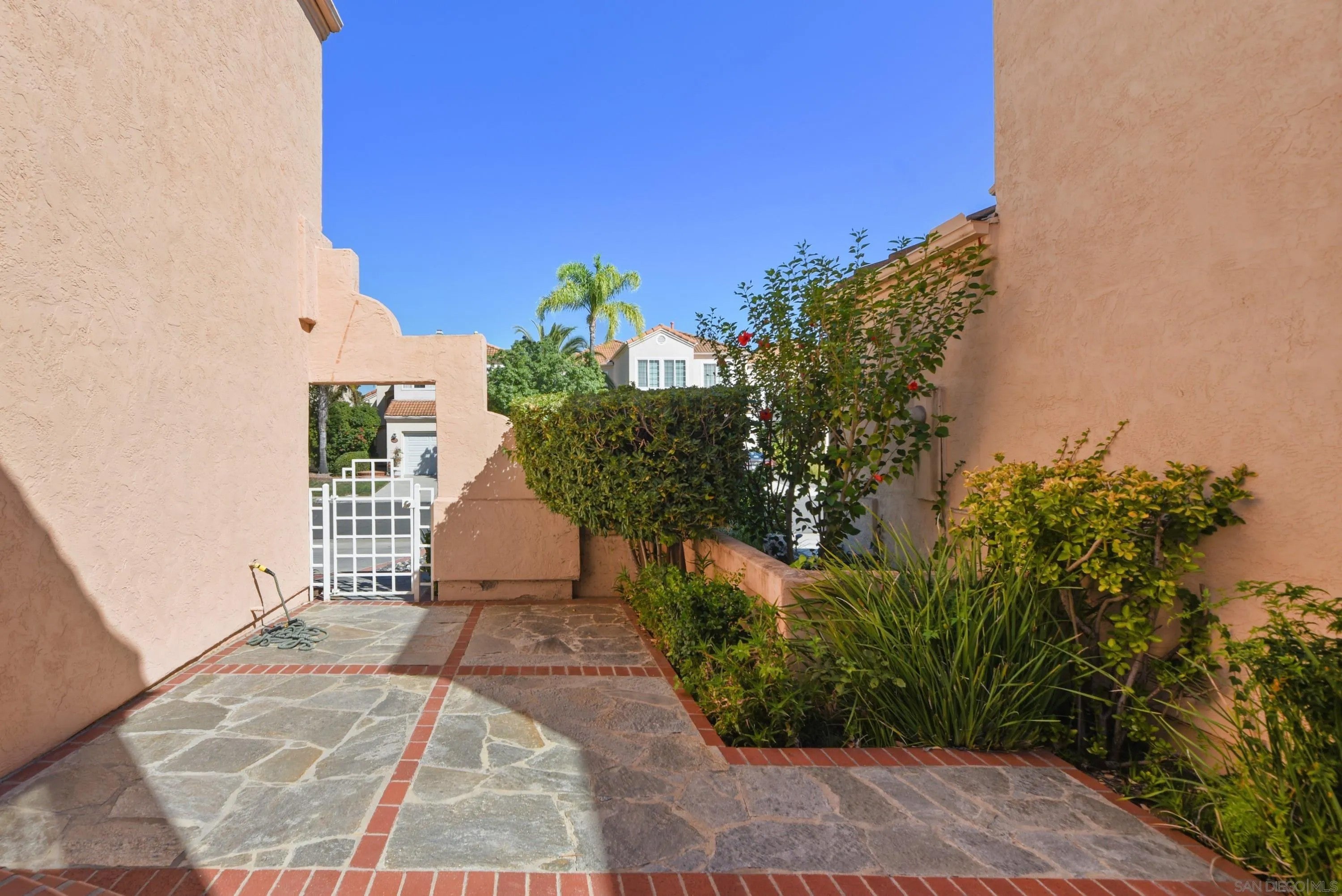 17964 Pueblo Vista Ln