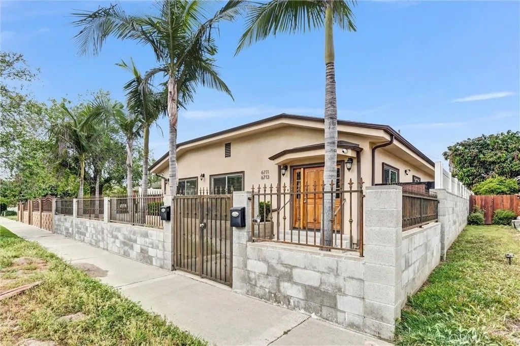 Photo of 6711 Clybourn Ave, North Hollywood, CA 91606 (MLS # GD26080331)