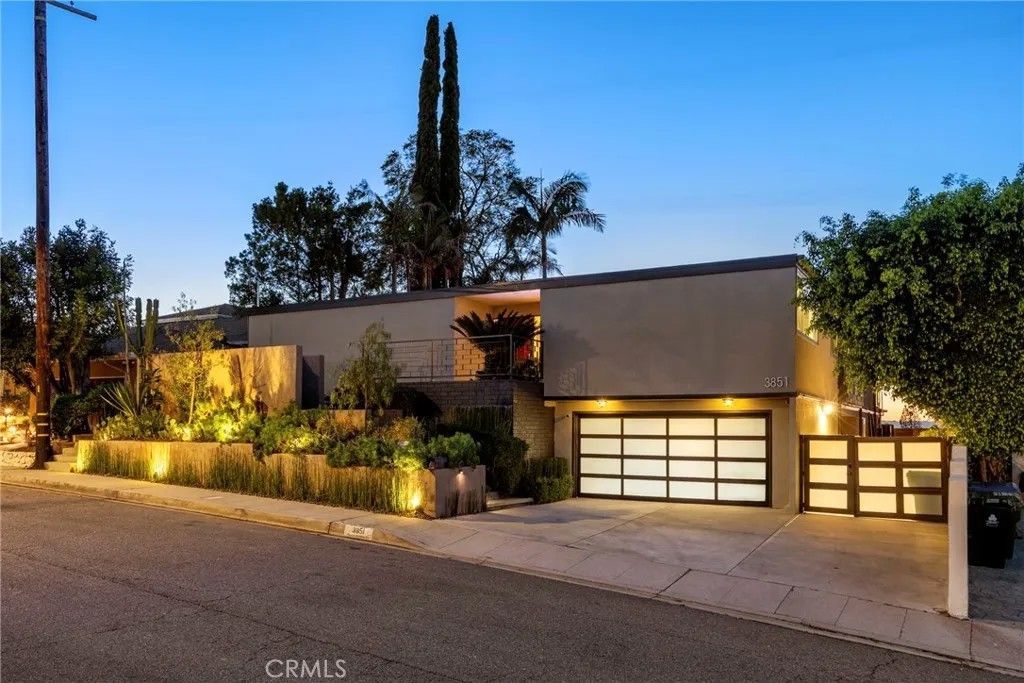 Photo of 3851 Beverly Ridge, Sherman Oaks, CA 91423 (MLS # SR26038574)