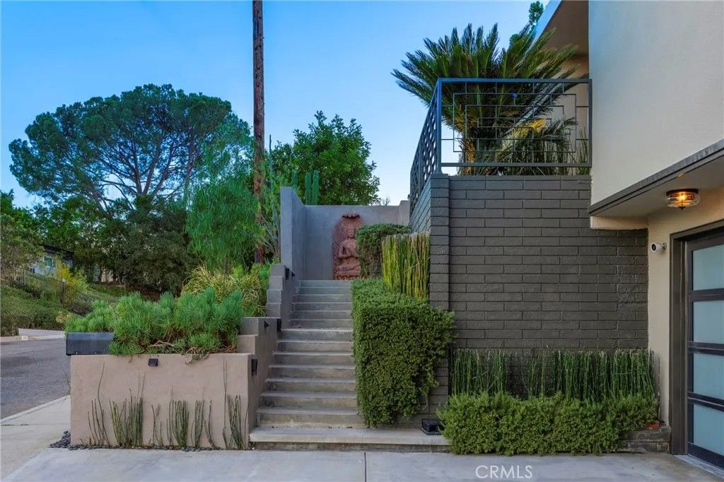 Photo of 3851 Beverly Ridge, Sherman Oaks, CA 91423 (MLS # SR26038574)