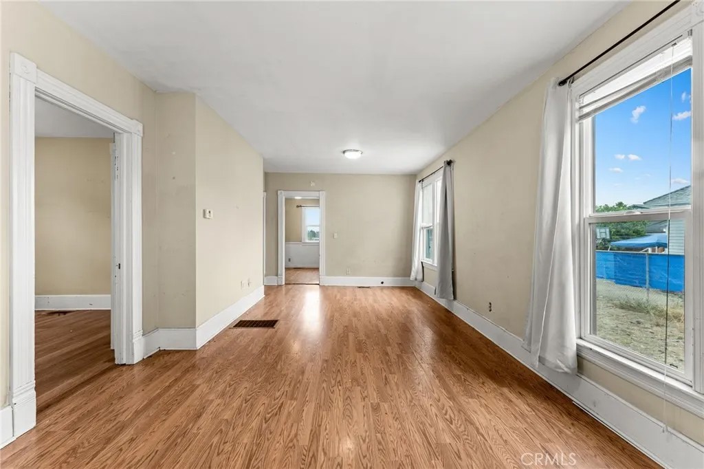 594 E 9th
