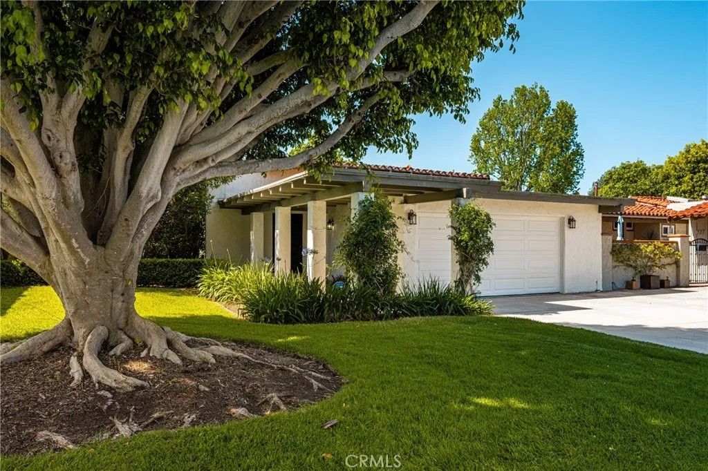 Photo of 525 Vista Flora, Newport Beach, CA 92660 (MLS # PW26097281)