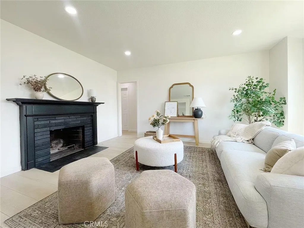 877 W Edna