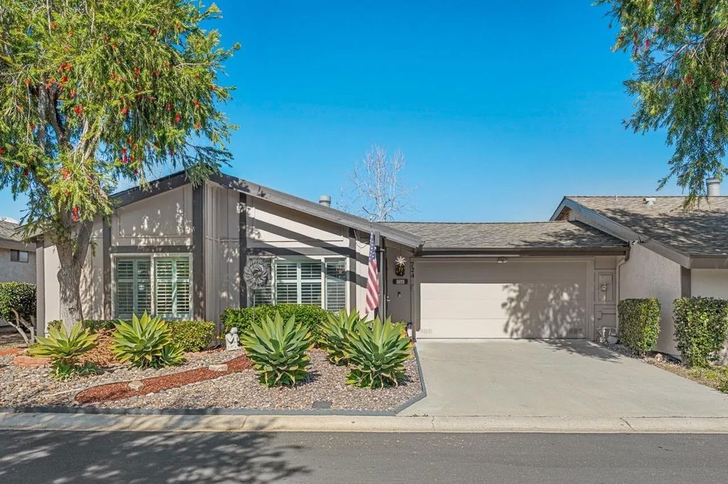Photo of 724 Nob Circle, Vista, CA 92084 (MLS # 260002751)