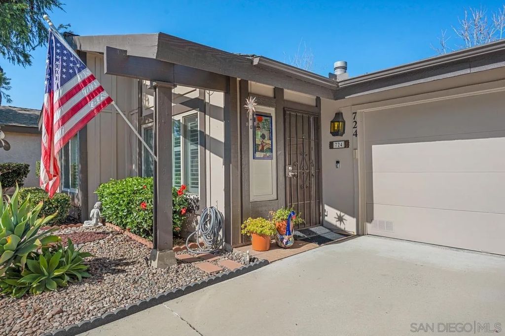 Photo of 724 Nob Circle, Vista, CA 92084 (MLS # 260002751)
