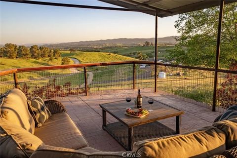 Photo of 8580 Warren Rd, Paso Robles, CA 93446 (MLS # NS26084322)