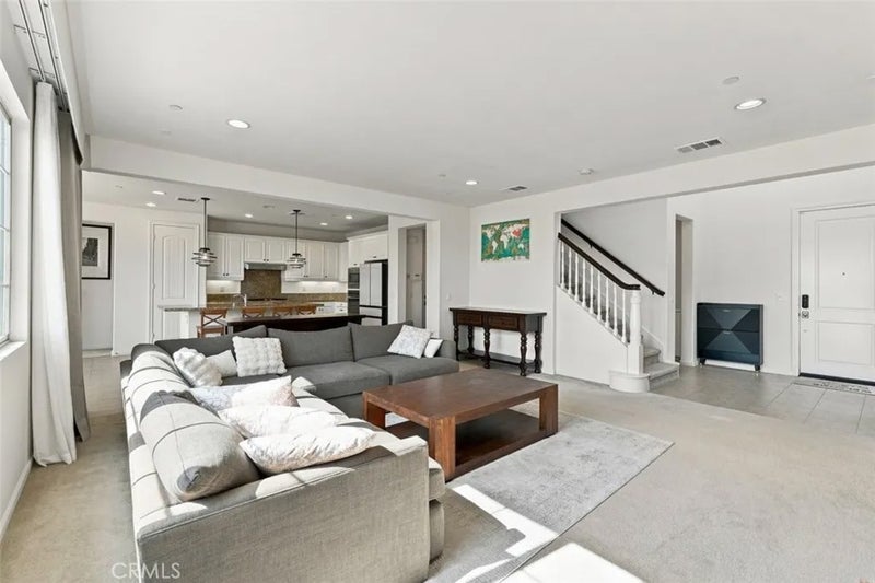 858 E Manresa