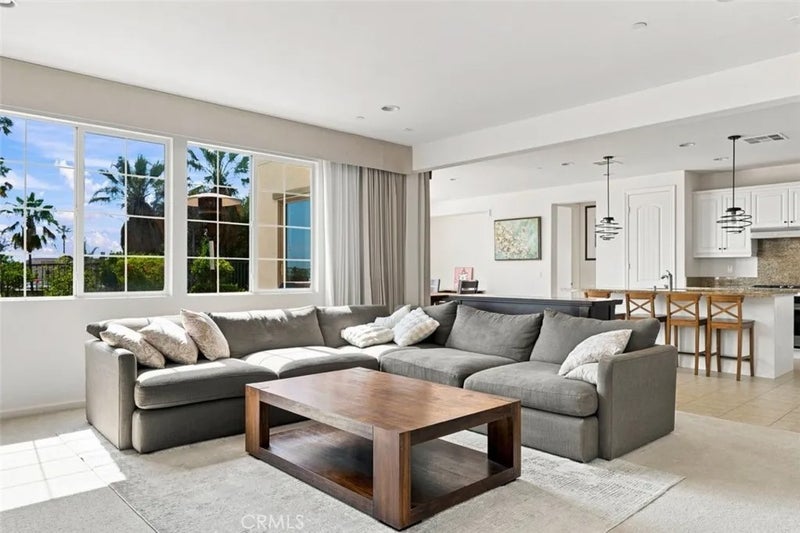 858 E Manresa
