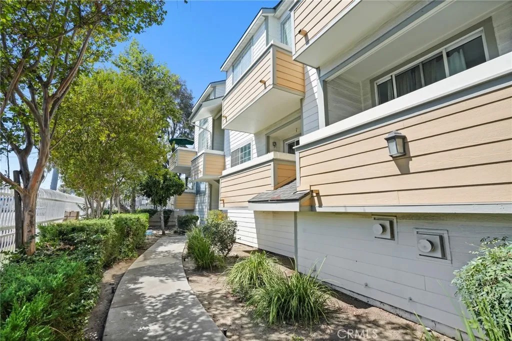 11150 Glenoaks Boulevard 306