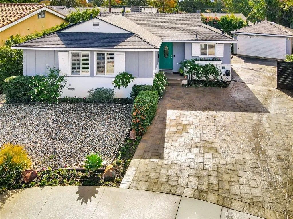 Photo of 17232 Elkwood St, Lake Balboa, CA 91406 (MLS # SR25264267)