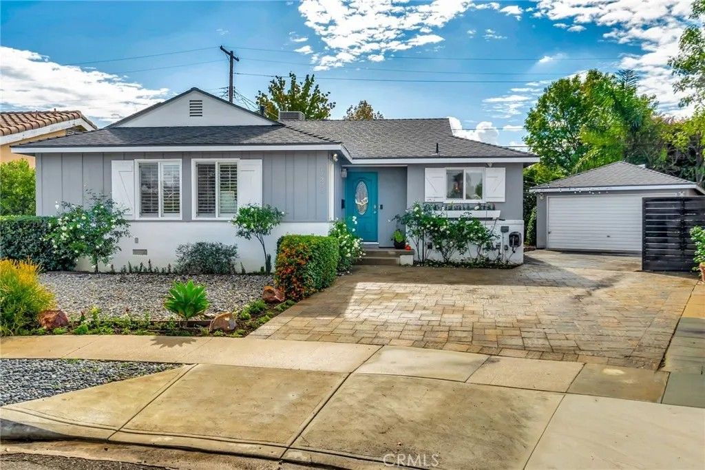 Photo of 17232 Elkwood St, Lake Balboa, CA 91406 (MLS # SR25264267)