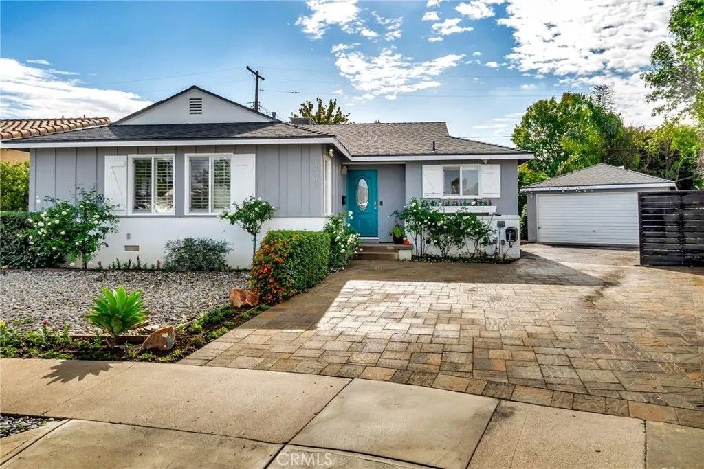 Photo of 17232 Elkwood St, Lake Balboa, CA 91406 (MLS # SR25264267)