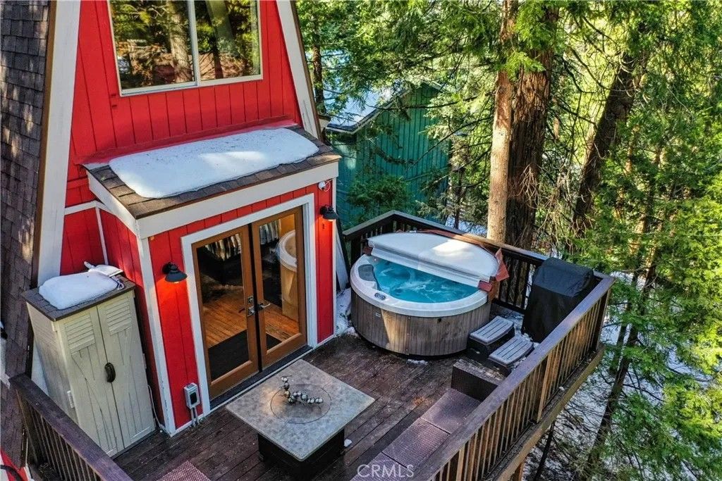 Photo of 664 Circle Dr, Lake Arrowhead, CA 92352 (MLS # IG25273447)