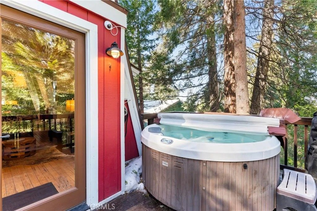 Photo of 664 Circle Dr, Lake Arrowhead, CA 92352 (MLS # IG25273447)