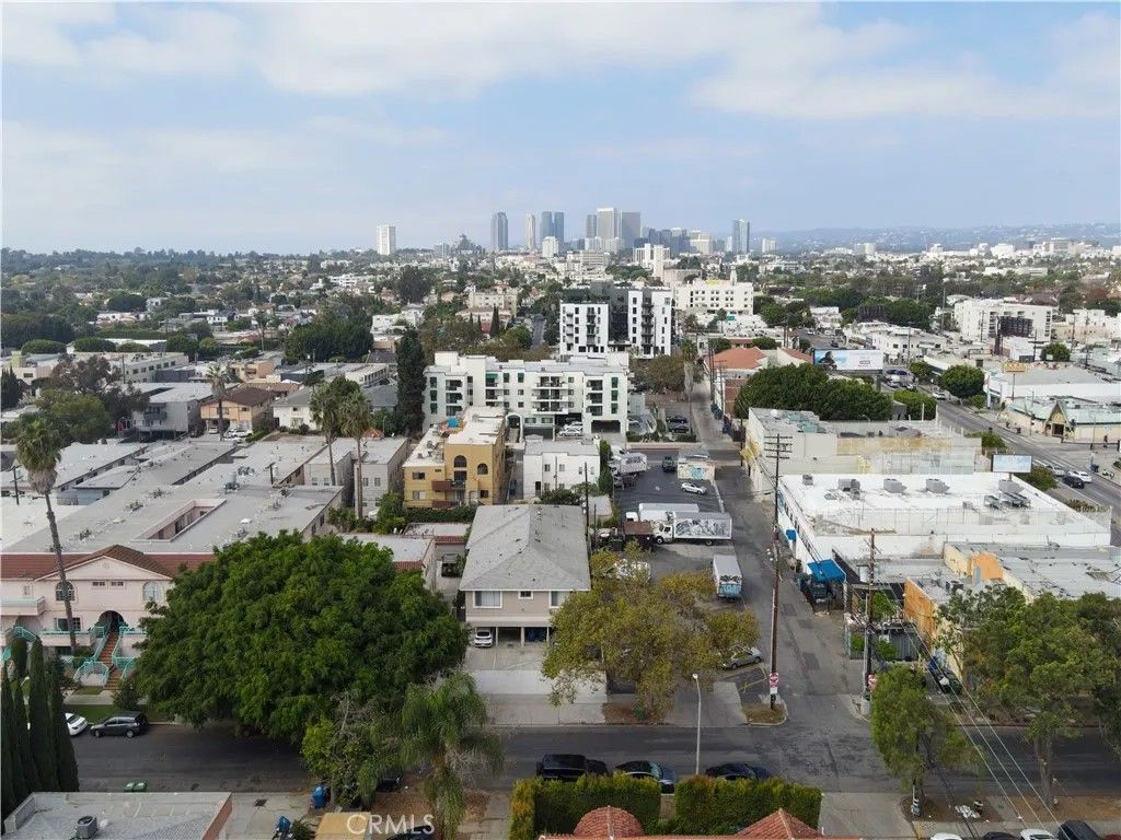 Photo of 1421 S Shenandoah St, Los Angeles, CA 90035 (MLS # AR26009624)