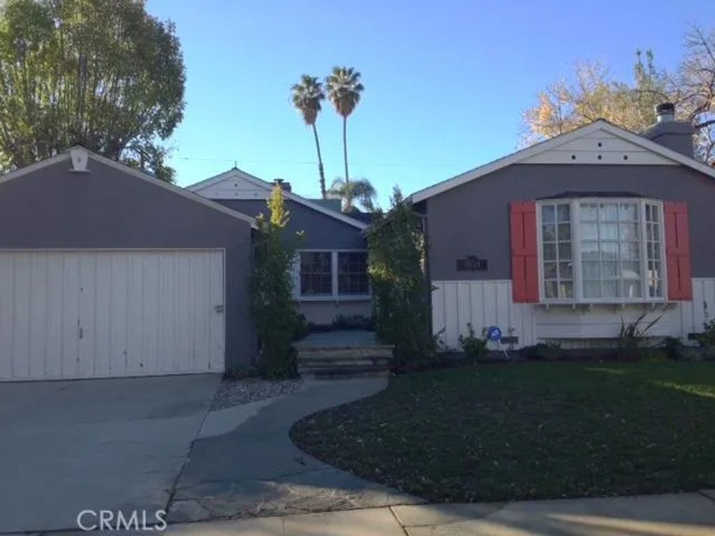 Photo of 19224 Sylvan Street, Tarzana, CA 91335 (MLS # SR25238048)