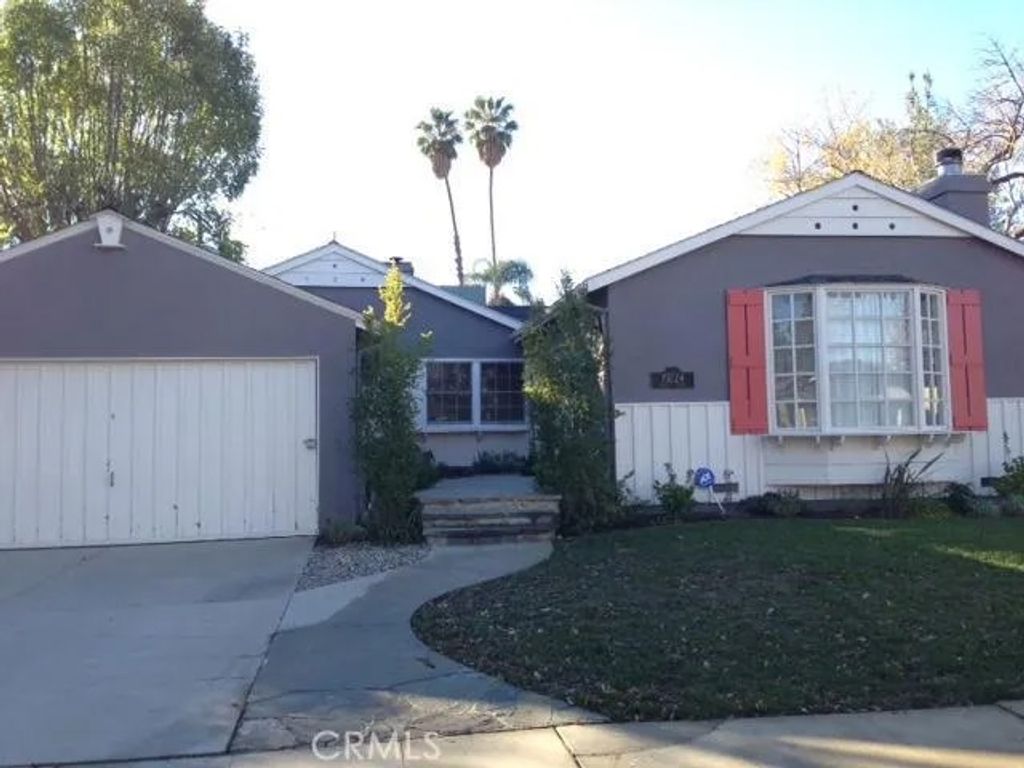 Photo of 19224 Sylvan Street, Tarzana, CA 91335 (MLS # SR25238048)