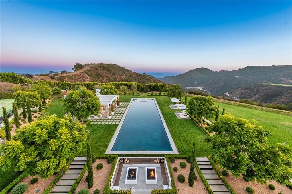 2100 Stratford Circle