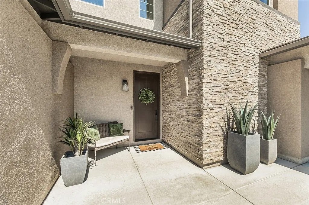 877 Treasure Hills