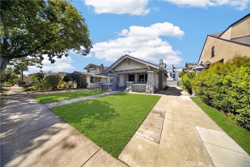 1305 W 46th