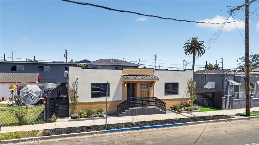 Photo of 846 N Washington, Long Beach, CA 90813 (MLS # DW26083459)