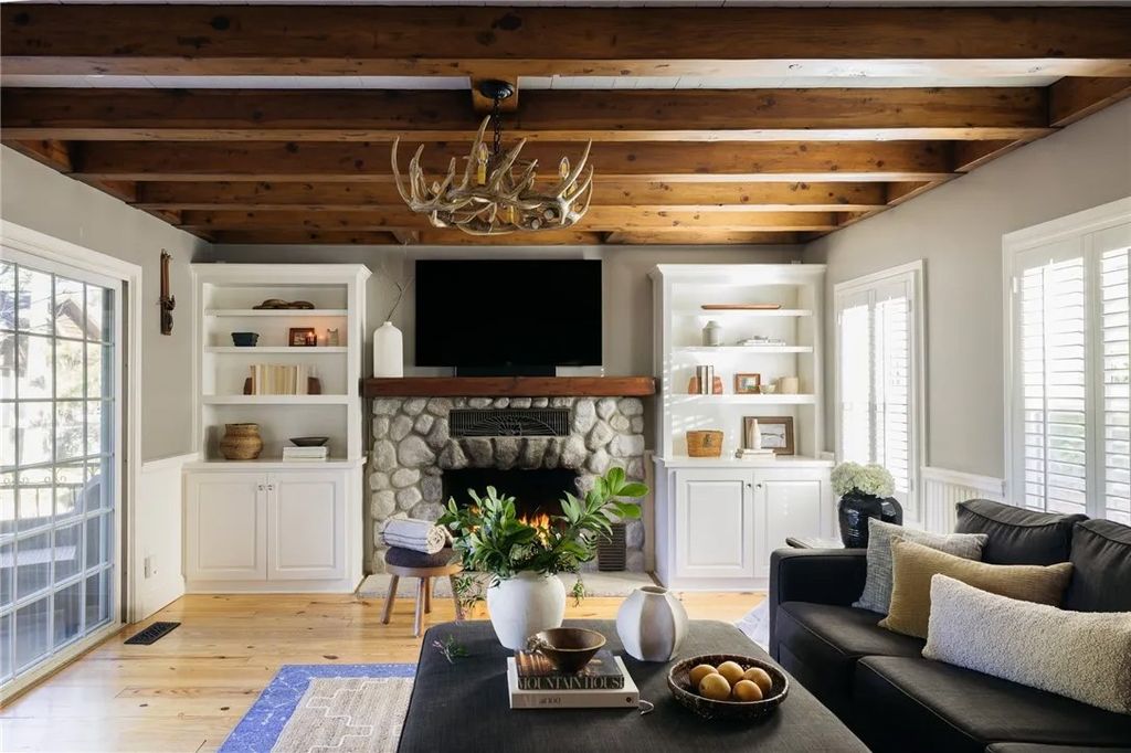 Photo of 310 Bret Harte Rd, Lake Arrowhead, CA 92352 (MLS # IG26013993)