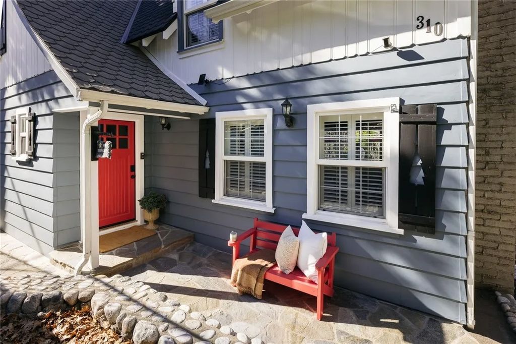 Photo of 310 Bret Harte Rd, Lake Arrowhead, CA 92352 (MLS # IG26013993)