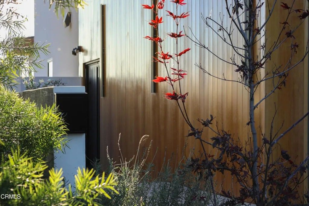 Photo of 812 W Avenue 37, Los Angeles, CA 90065 (MLS # P1-25421)