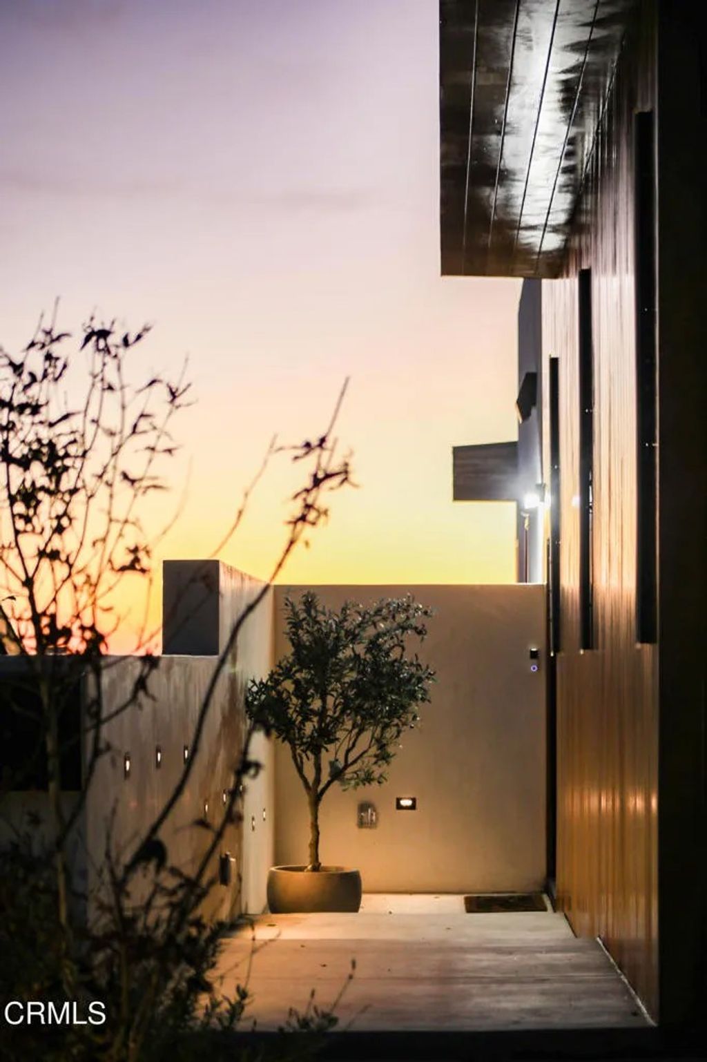 Photo of 812 W Avenue 37, Los Angeles, CA 90065 (MLS # P1-25421)