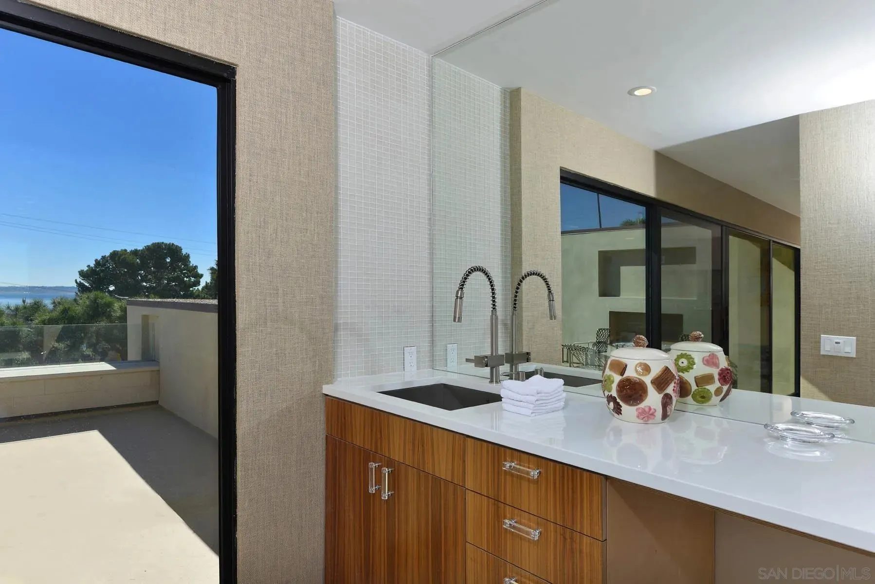 La Jolla, California 92037, United States, 4 Bedrooms Bedrooms, ,5 BathroomsBathrooms,Residential,Active,201770