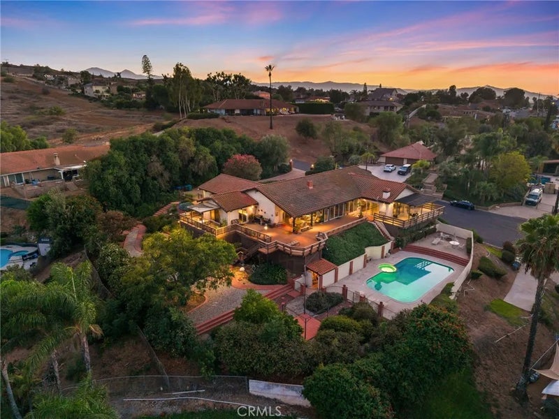 14560 Viewcrest