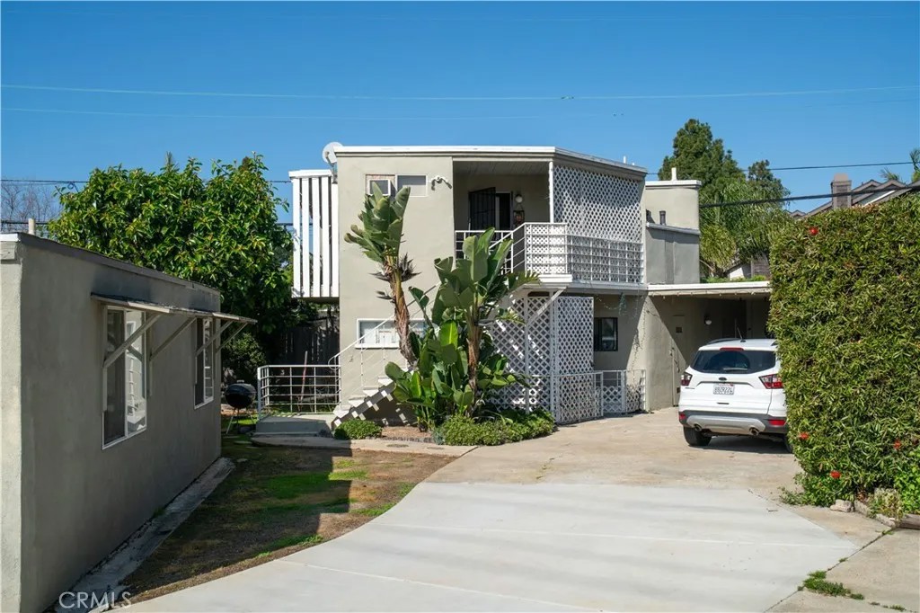1124 Victoria