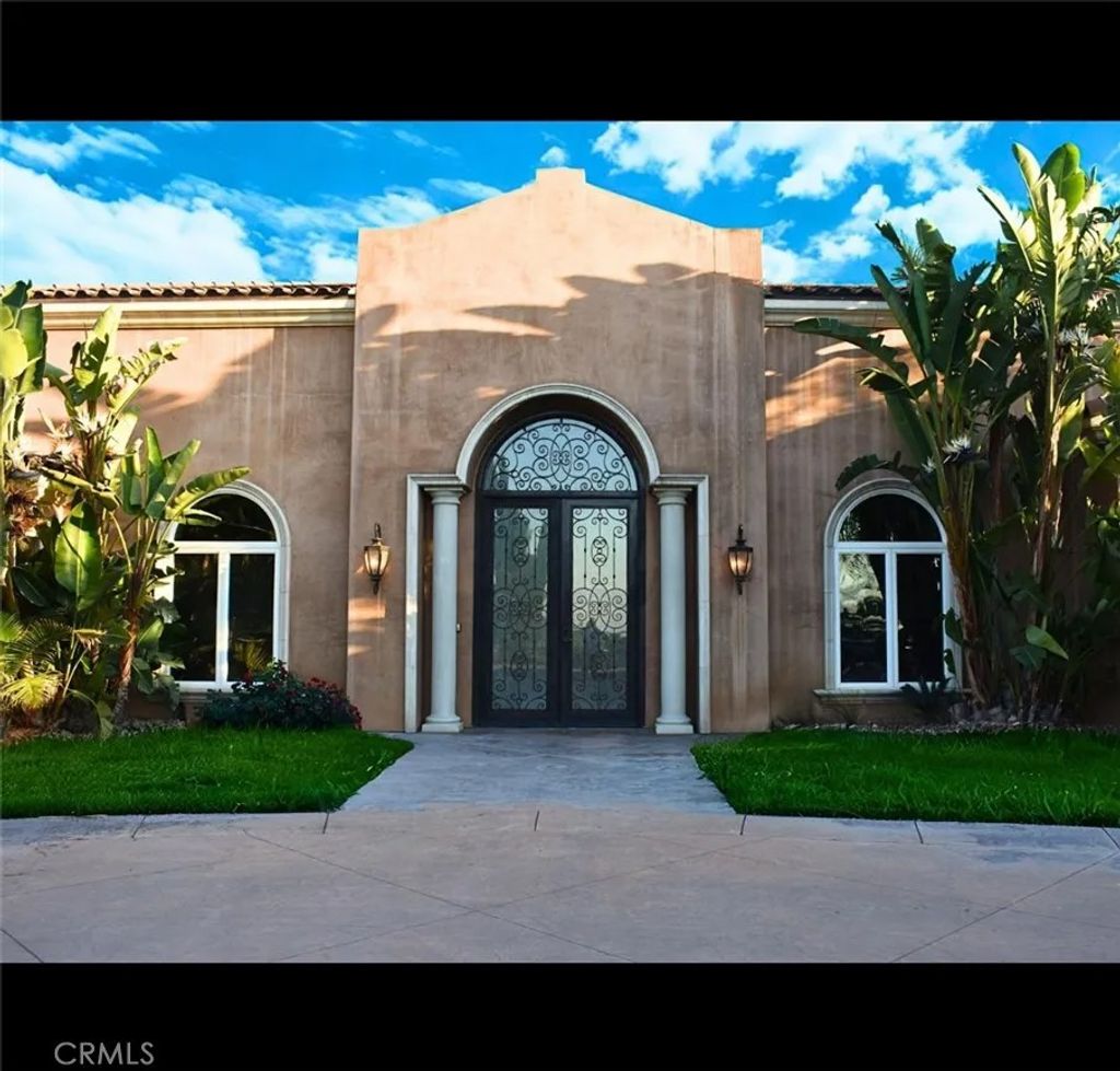 Photo of 532 W Orange Heights, Corona, CA 92882 (MLS # PW25246977)