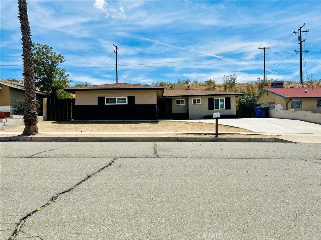 Photo of 850 Linda Ln, Barstow, CA 92311 (MLS # IV26079710)