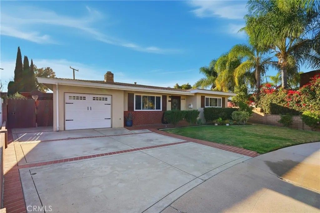 Photo of 633 S Clementine St, Anaheim, CA 92805 (MLS # DW25272728)