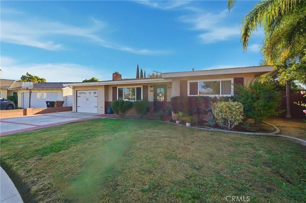Photo of 633 S Clementine St, Anaheim, CA 92805 (MLS # DW25272728)