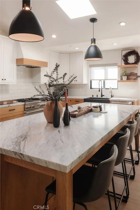 Tiny photo for 966 Rosecrans Avenue, Manhattan Beach, CA 90266 (MLS # SB25244391)