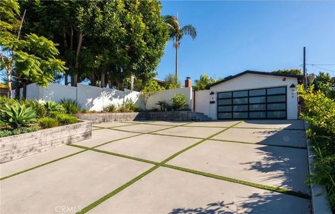 Tiny photo for 966 Rosecrans Avenue, Manhattan Beach, CA 90266 (MLS # SB25244391)