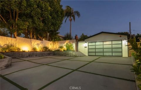 Tiny photo for 966 Rosecrans Avenue, Manhattan Beach, CA 90266 (MLS # SB25244391)