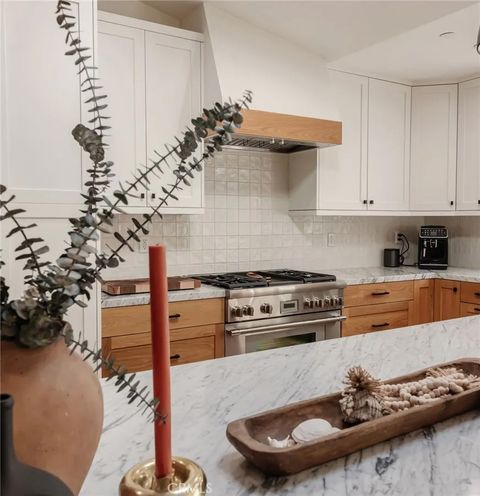 Tiny photo for 966 Rosecrans Avenue, Manhattan Beach, CA 90266 (MLS # SB25244391)