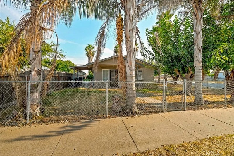 9566 E Broadway