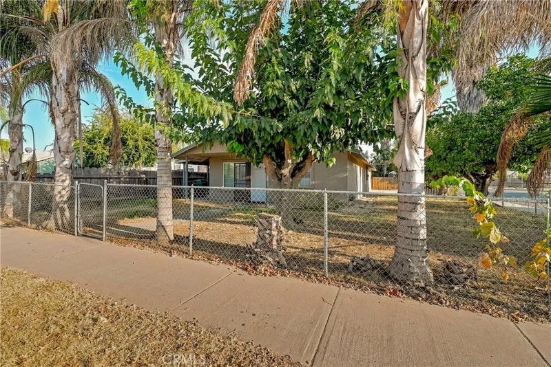 9566 E Broadway